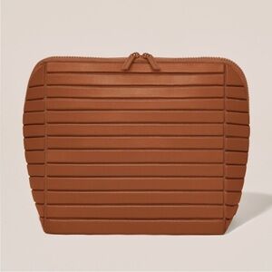 NWOT Parallelle The Large Traveller in Vicuna Brown Camel Fold Down Makeup Bag
